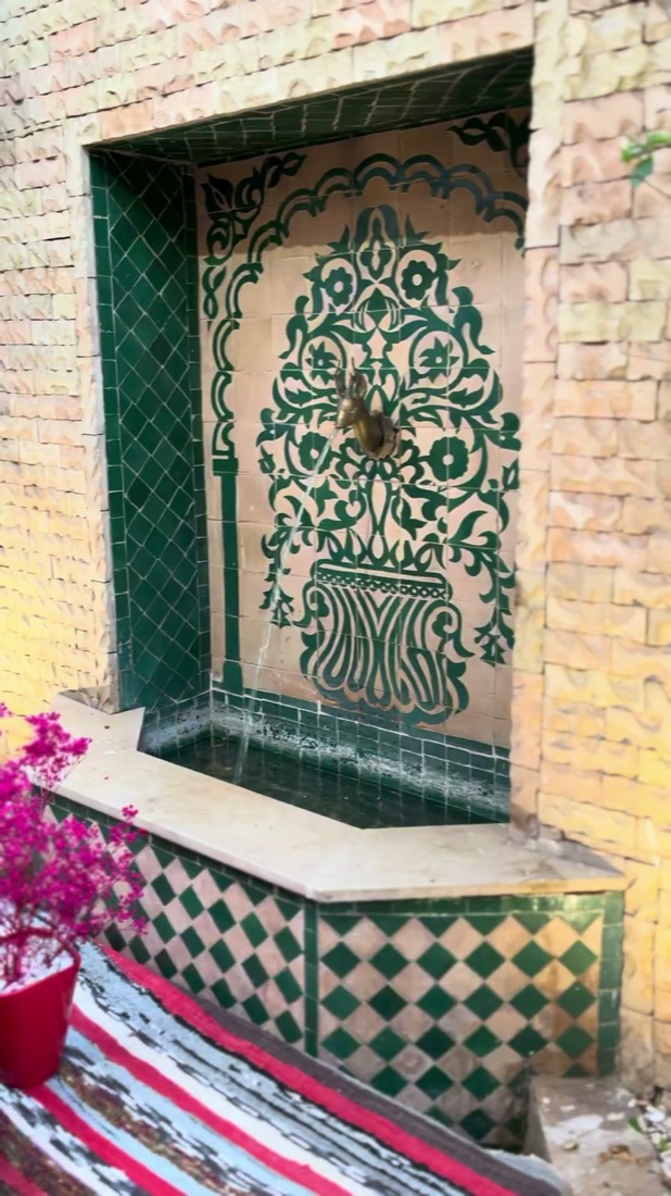 The tiled fountain in the Amal Gueliz riad garden