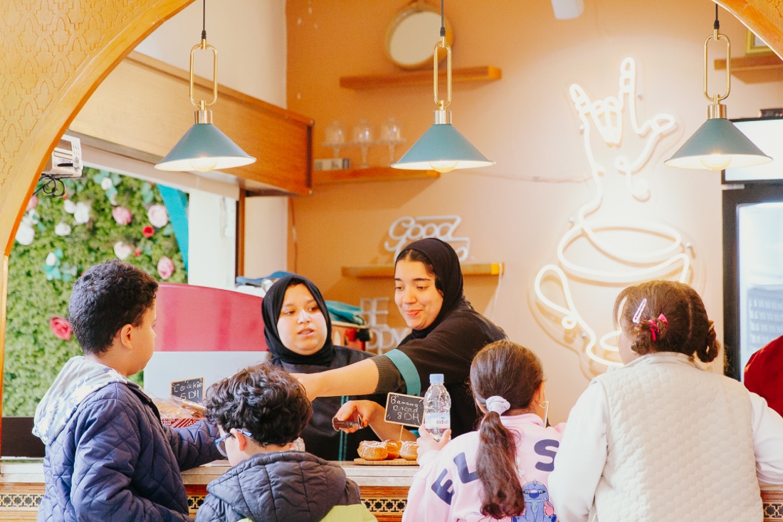 A morning at the Sign Café, guests at the tables